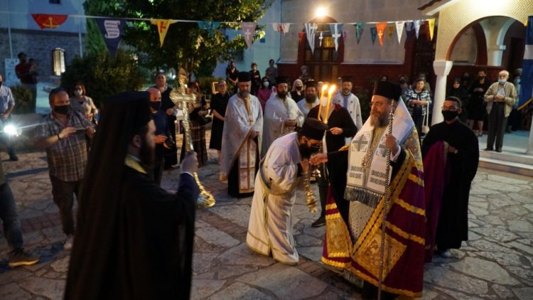 Με ευσέβεια και κατάνυξη οι κάτοικοι των Τρικάλων υποδέχτηκαν τον Τίμιο και Ζωοποιό Σταυρό του Κυρίου μας