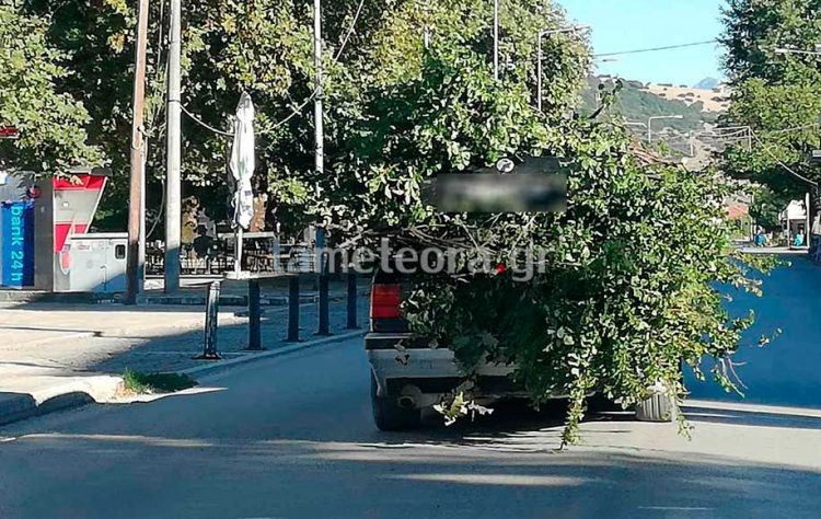Ο “έξυπνος” οδηγός βρίσκει τρόπο να κουβαλήσει τα πάντα με το ΙΧ