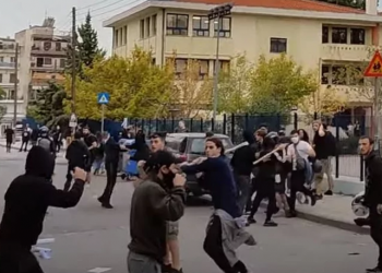 Βίντεο σοκ: Άγρια επεισόδια έξω από σχολείο στη Θεσσαλονίκη – Ξύλο με καδρόνια