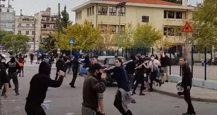 Βίντεο σοκ: Άγρια επεισόδια έξω από σχολείο στη Θεσσαλονίκη – Ξύλο με καδρόνια