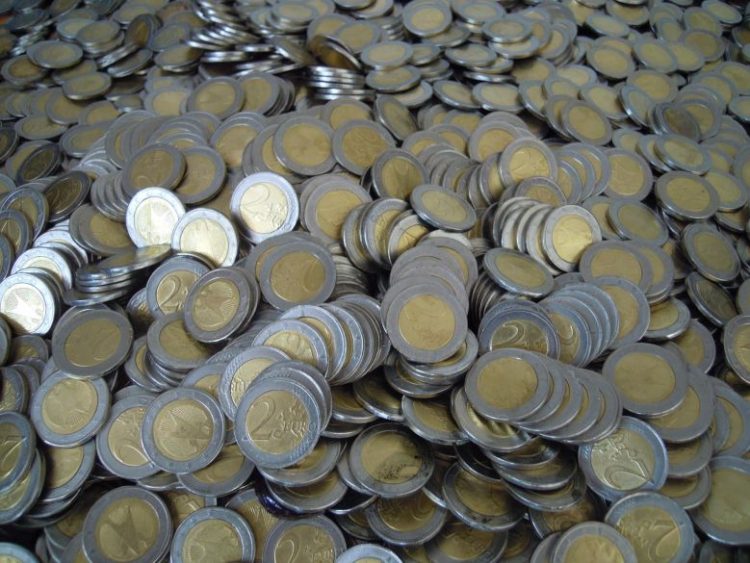 Tους έπιασαν λίγο πριν ρίξουν στην αγορά παραχαραγμένα κέρματα των 2 ευρώ