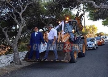 Το νυφικό αμάξι ήταν… μπουλντόζα – Η έκπληξη της νύφης (BINTEO)