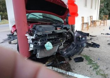 Αυτοκίνητο “μπήκε” σε εκκλησία – Εικόνες σοκ από το τροχαίο