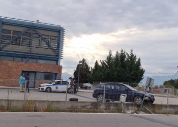 Αυτοκίνητο «καρφώθηκε» στην περίφραξη του ΚΤΕΛ Τρικάλων!