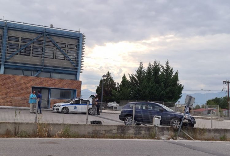 Αυτοκίνητο «καρφώθηκε» στην περίφραξη του ΚΤΕΛ Τρικάλων!