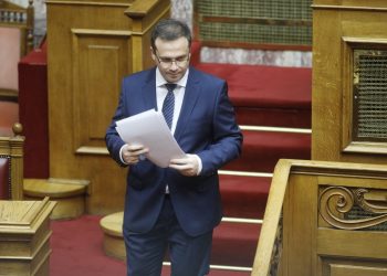 Πυρά Λιούτα κατά ναύαρχου και ΣΥΡΙΖΑ