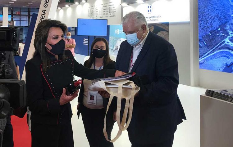 Η Σιδηρά Κυρία της Αθήνας ευχαριστεί τον Μπουτίνα