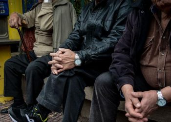 Παντρικαλινή σύσκεψη συνταξιούχων στην πλατεία του ΟΤΕ