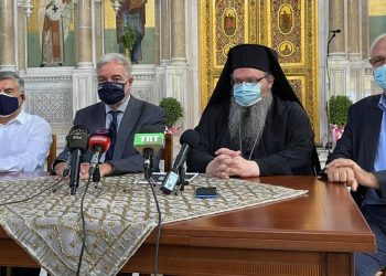 Εμβολιασμοί με Κινητή Μονάδα έξω από τις Εκκλησίες της Λάρισας