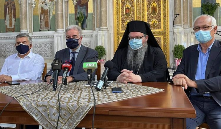 Εμβολιασμοί με Κινητή Μονάδα έξω από τις Εκκλησίες της Λάρισας