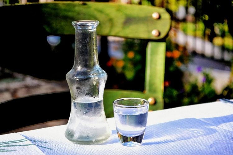 Επεσαν 1.500ευρα για το χύμα τσίπουρο σε καταστήματα εστίασης στον Βόλο