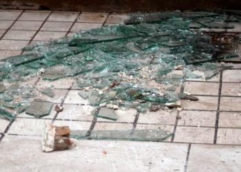 Απίστευτο περιστατικό στο κέντρο της Λάρισας: Γύφτος πέταξε 62χρονο πάνω σε τζαμαρία
