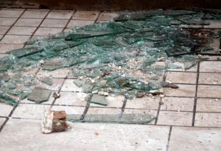 Απίστευτο περιστατικό στο κέντρο της Λάρισας: Γύφτος πέταξε 62χρονο πάνω σε τζαμαρία