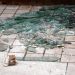 Απίστευτο περιστατικό στο κέντρο της Λάρισας: Γύφτος πέταξε 62χρονο πάνω σε τζαμαρία
