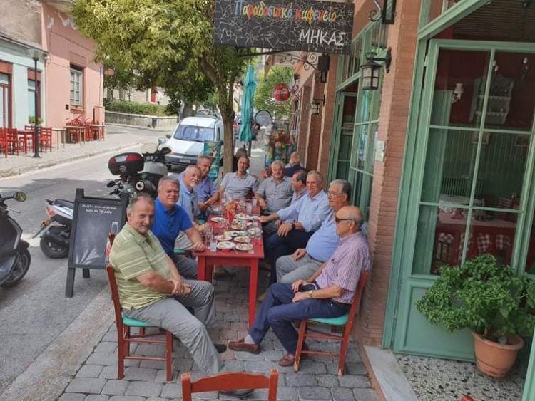 Με εκλεκτή παρέα ο Βλαχογιάννης για τσίπουρα