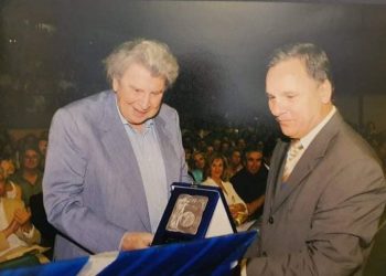 O Βλαχογιάννης αποχαιρετά τον μεγάλο Έλληνα Μίκη Θεοδωράκη