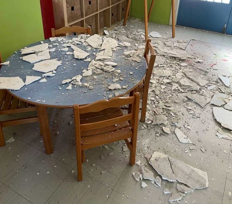 Από καθαρή τύχη δεν είχαμε τραυματισμούς  ή και τα χειρότερα – Κατέρρευσε τμήμα της οροφής σε παιδικό σταθμό των Τρικάλων