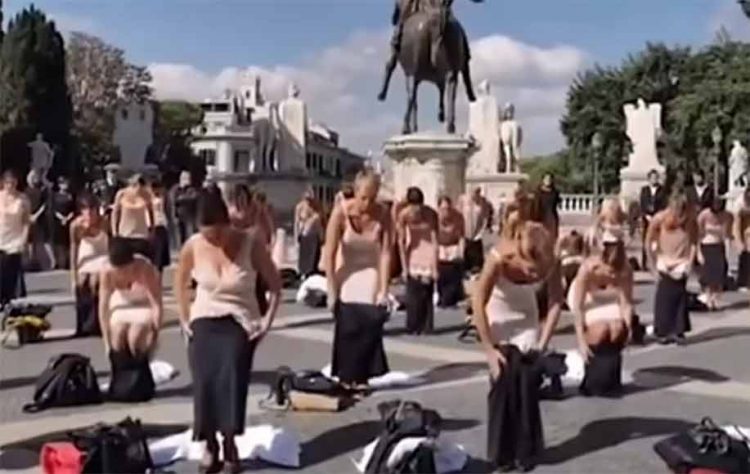 Ιταλία: Αεροσυνοδοί γδύθηκαν ως ένδειξη διαμαρτυρίας για το κλείσιμο της Alitalia