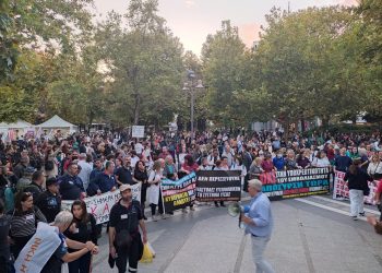 Μεγάλη συγκέντρωση και πορεία των υγειονομικών στη Λάρισα ενάντια στον υποχρεωτικό εμβολιασμό