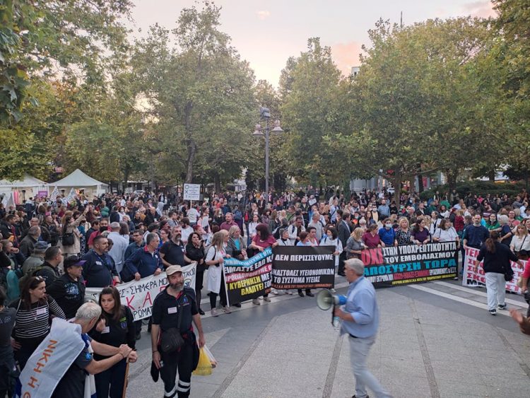 Μεγάλη συγκέντρωση και πορεία των υγειονομικών στη Λάρισα ενάντια στον υποχρεωτικό εμβολιασμό