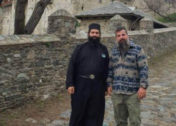 Ο Νικολός προσεύχεται στο «Περιβόλι της Παναγίας»