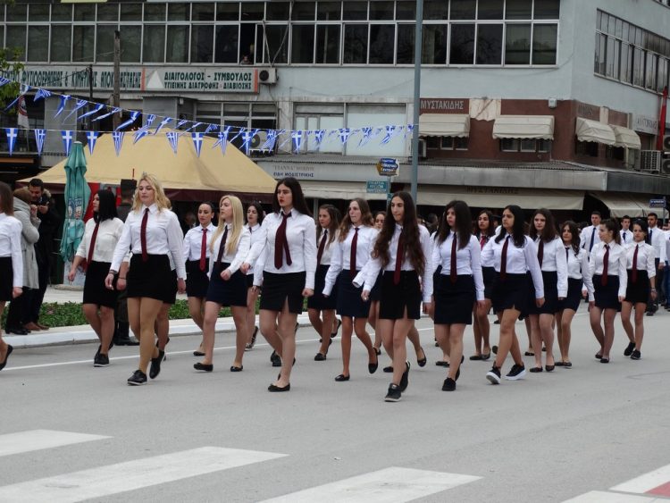 Παγώνη: «OXI » στην μαθητική παρέλαση στα Τρίκαλα