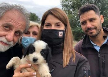 Έσωσαν το σκυλάκι που εντοπίστηκε εγκλωβισμένο σε φρεάτιο η Δημοτική Αστυνομία Τρικάλων και περίοικοι