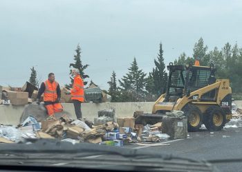 Λάρισα: Νταλίκες συγκρούστηκαν στην Εθνική Οδό – Ξέσπασε φωτιά στο ένα όχημα