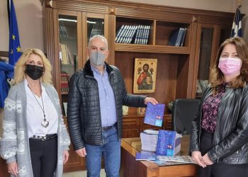 Στους γονείς οφείλομεν το ζην στην δε Παπακώστα το… ευ ζην