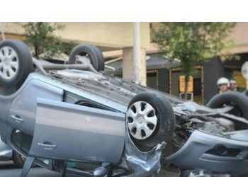 «Τούμπαρε» αυτοκίνητο μέσα στην πόλη της Λάρισας