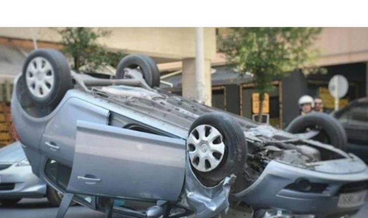«Τούμπαρε» αυτοκίνητο μέσα στην πόλη της Λάρισας