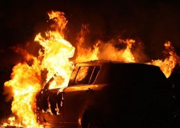 Λάρισα: Όχημα τυλίχτηκε στις φλόγες στην οδό Ηρώων Πολυτεχνείου