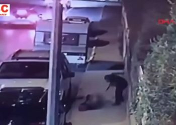 Βίντεο-σοκ: Εν ψυχρώ δολοφονία γυναίκας από άνδρα με σπαθί σαμουράι!