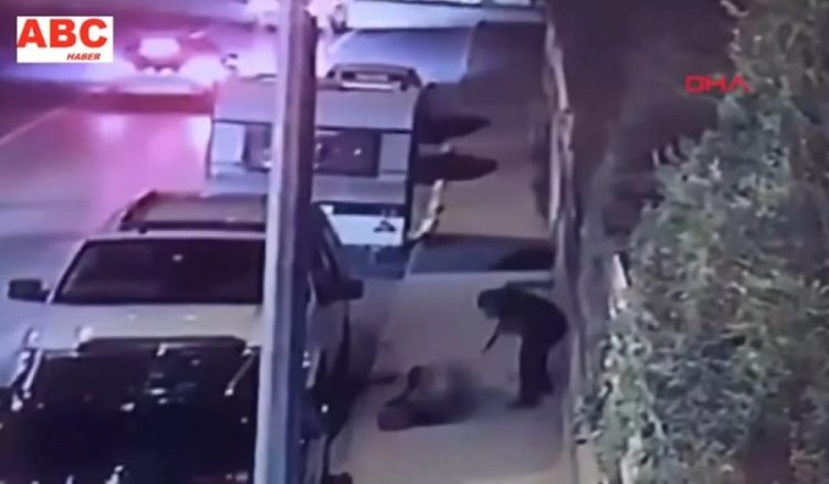 Βίντεο-σοκ: Εν ψυχρώ δολοφονία γυναίκας από άνδρα με σπαθί σαμουράι!