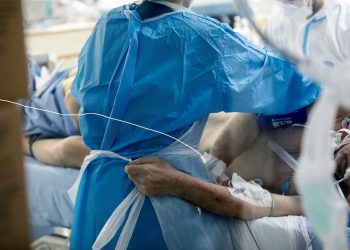 Κορονοϊός – Καπραβέλος: «Μαύρος» Νοέμβρης με 2.500 νεκρούς, γέμισαν οι νεκροθάλαμοι του νοσοκομείου