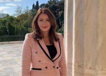 Ευχές και…. πειράγματα δέχθηκε η Παπακώστα στη Βουλή!