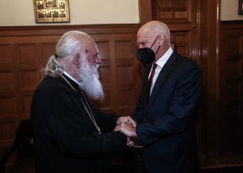 Ο Παπανδρέου πήρε την ευχή του Αρχιεπισκόπου για να «ανατείλει τον πράσινο ήλιο»