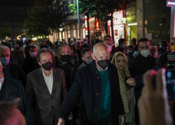 Σαν σταρ του σινεμά υποδέχτηκαν οι «παπανδρεϊκοί» τον Γιωργάκη στα Τρίκαλα