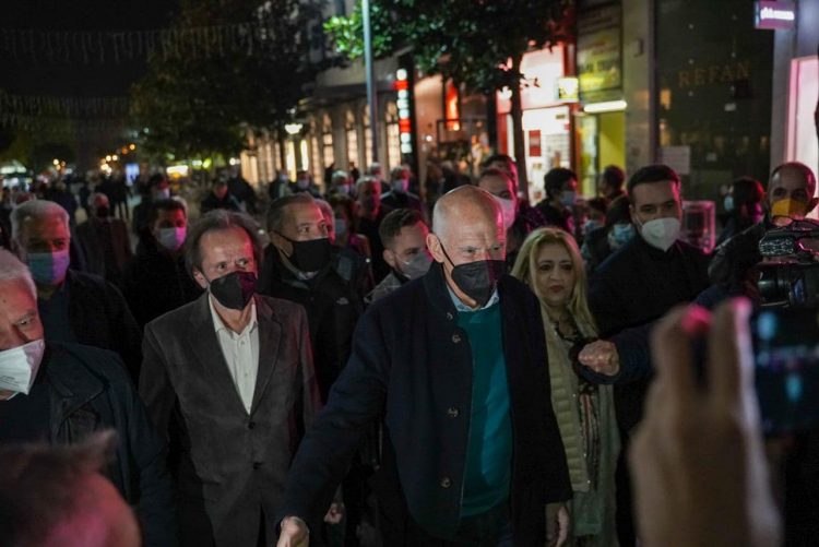 Σαν σταρ του σινεμά υποδέχτηκαν οι «παπανδρεϊκοί» τον Γιωργάκη στα Τρίκαλα