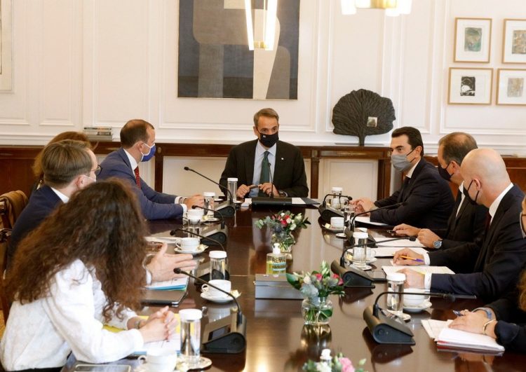 «Αχώριστο δίδυμο» Μητσοτάκης – Σκρέκας
