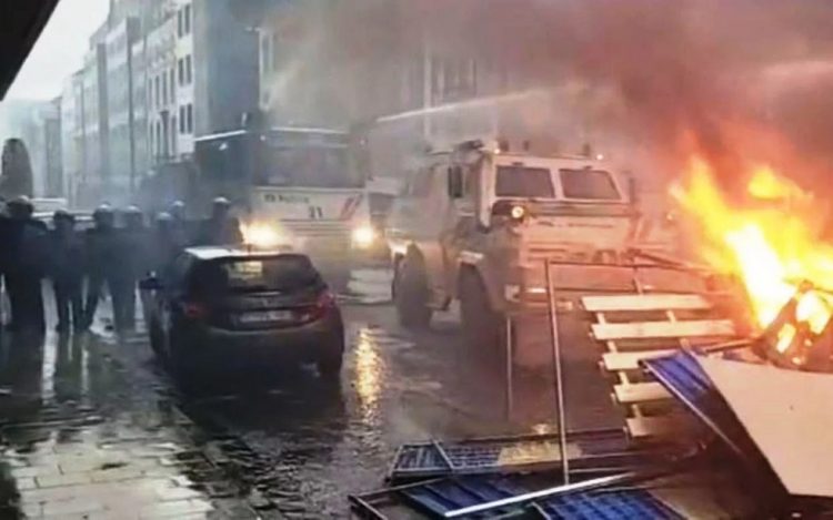 Σκηνές χάους και στις Βρυξέλλες από τα βίαια επεισόδια για τα περιοριστικά μέτρα κατά των ανεμβολίαστων