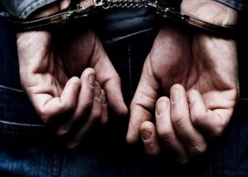 Τρίκαλα: Δύο γυναίκες εισέβαλαν σε κατάστημα για να κλέψουν ρούχα