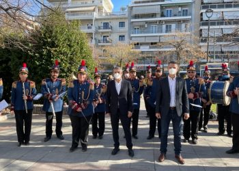 Με πρωτοχρονιάτικες νότες γέμισε η πλατεία του Διοικητηρίου της Περιφέρειας