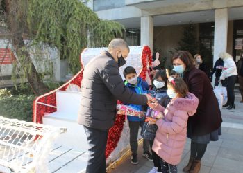 Μοίρασε δώρα, άκουσε ευχές και κάλαντα ο Περιφερειάρχης Θεσσαλίας