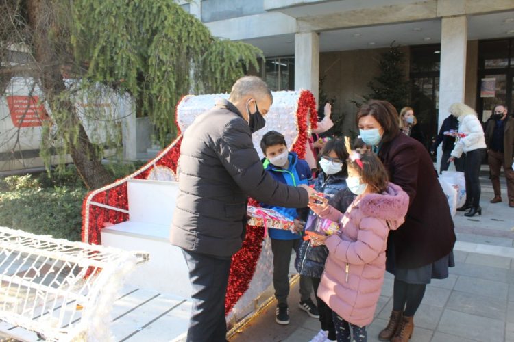 Μοίρασε δώρα, άκουσε ευχές και κάλαντα ο Περιφερειάρχης Θεσσαλίας