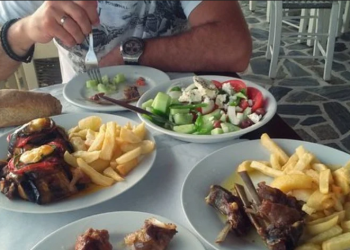 Πως θα ξεχωρίσεις τον «κλασσικό τζαμπατζή» στην ταβέρνα με την παρέα