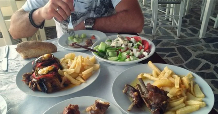 Πως θα ξεχωρίσεις τον «κλασσικό τζαμπατζή» στην ταβέρνα με την παρέα