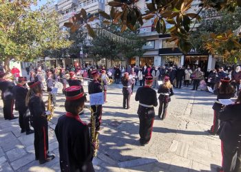 Στους δρόμους των Τρικάλων και στο Δημαρχείο οι χριστουγεννιάτικες νότες της Δημοτικής Φιλαρμονικής