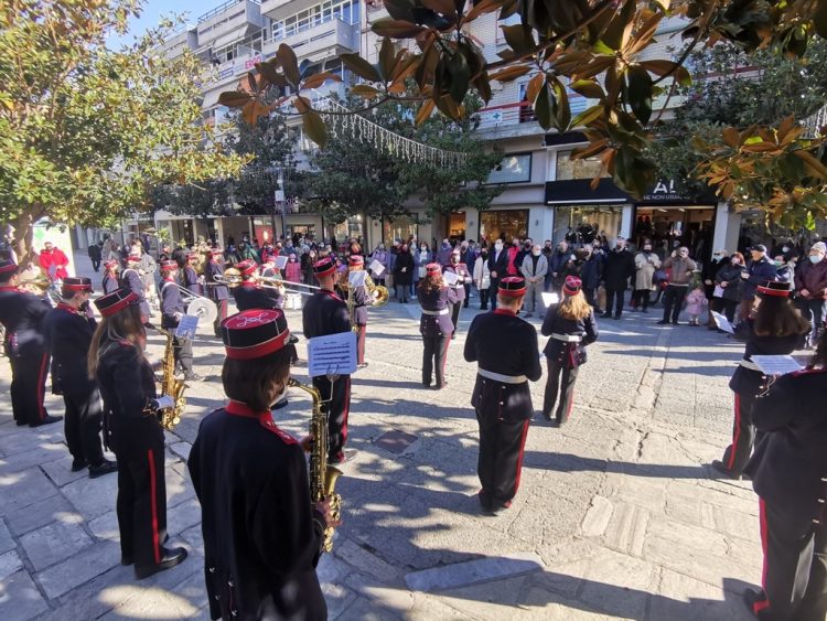 Στους δρόμους των Τρικάλων και στο Δημαρχείο οι χριστουγεννιάτικες νότες της Δημοτικής Φιλαρμονικής