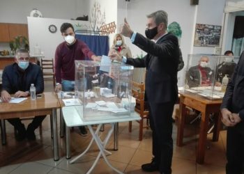 ΚΙΝΑΛ – Ψήφισε ο Ανδρέας Λοβέρδος – «Να πάμε το ΠΑΣΟΚ μπροστά και την Ελλάδα ψηλά»